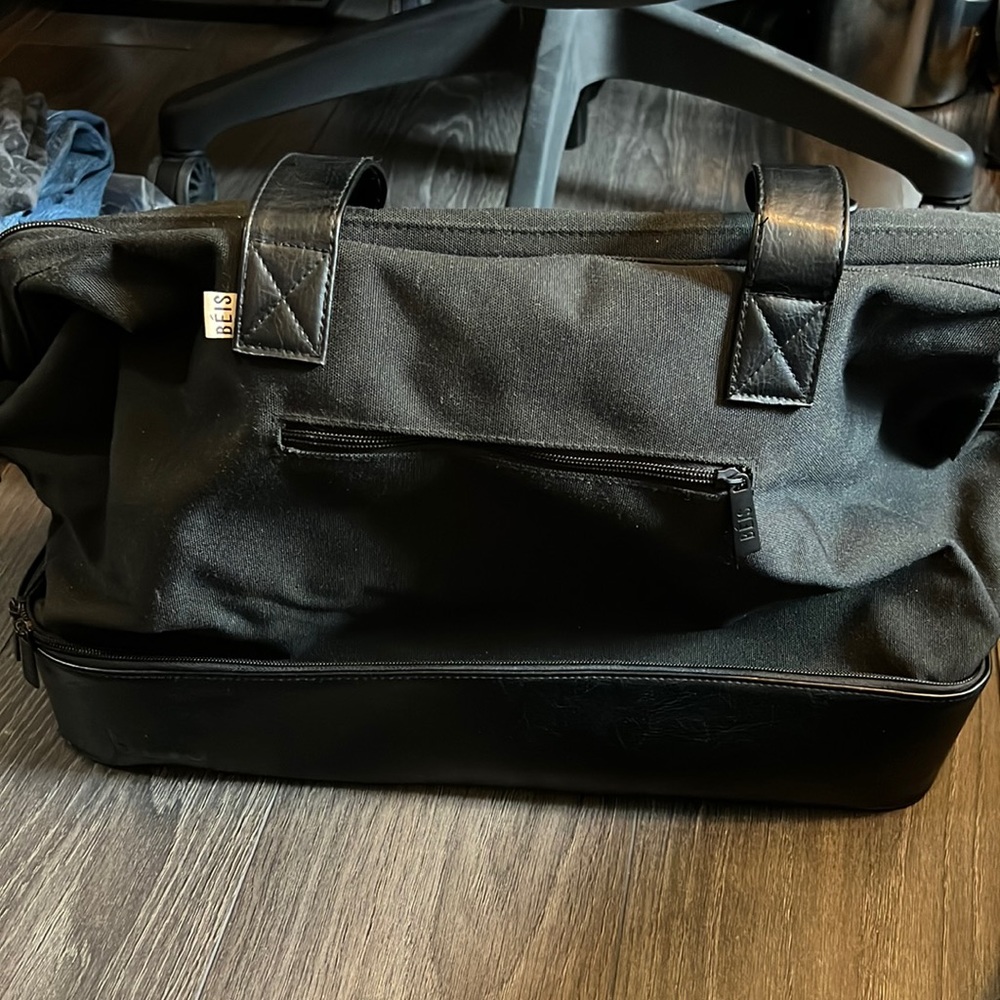 Best Weekend Travel bag by Beis- base opens for shoes/dirty clothes, sturdy!